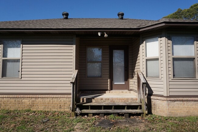 Building Photo - 210 Lake Dr