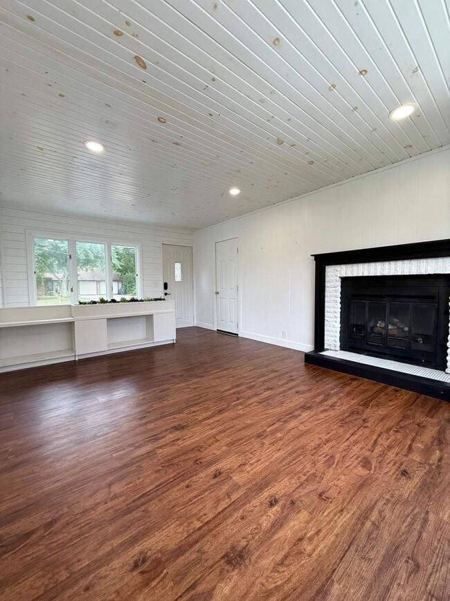 Building Photo - Four Bedroom Home in Kalamazoo