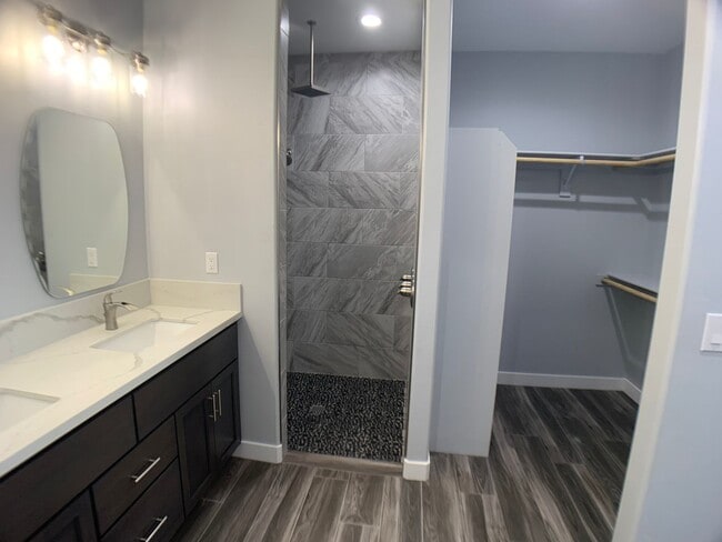 Building Photo - 3 Bedroom - 2 Bath Pool Home