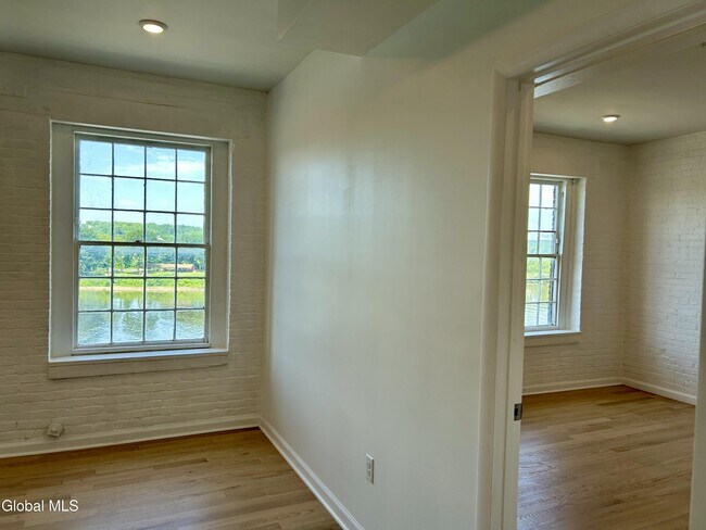 Building Photo - 155 River St