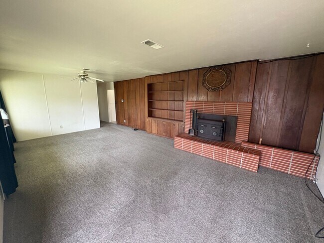 Building Photo - 3 Bed 1 Bath House Eureka
