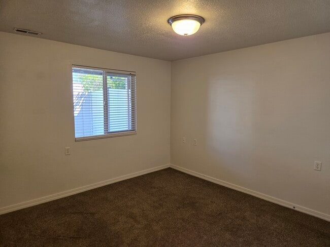 Building Photo - 212 Lyman Ln