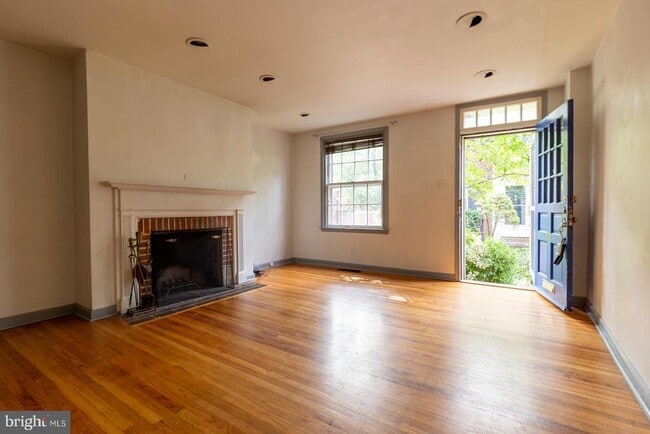 Building Photo - 404 S Croskey St