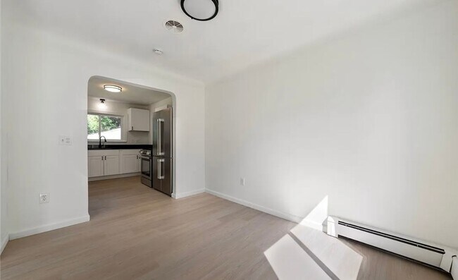 Building Photo - Beautiful 3 Bedroom Mentor Home