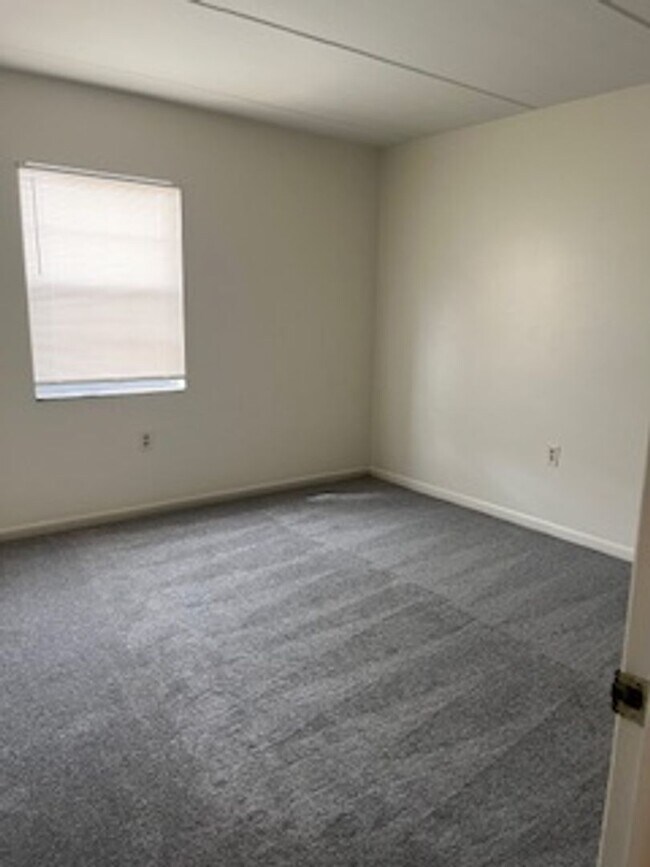 Building Photo - Charming 2 Bedroom 1 bath unit at Habana P...