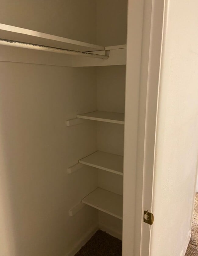 Building Photo - Available June- 1 Bed/1 Bath Lindsley Park Condo