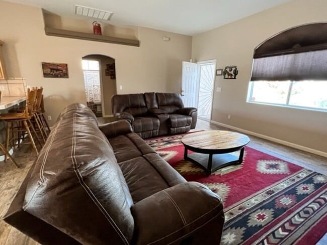 Building Photo - 3 BR LUXE Home-Walk to Colorado River, Golf & near Rotary Park.