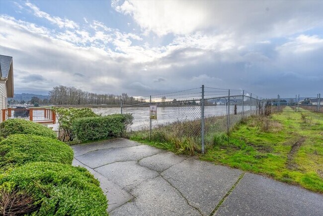 Building Photo - RIVERFRONT CONDO IN LONGVIEW