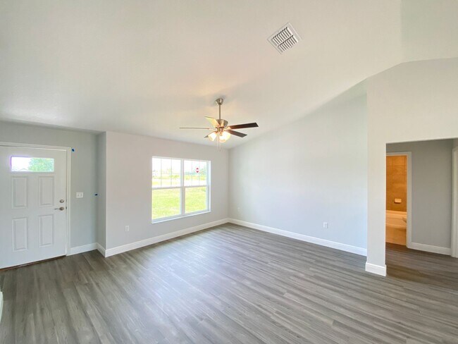Building Photo - Custom Home - Desirable SE Ocala Neighborhood 3/2/2 **Wont Last**