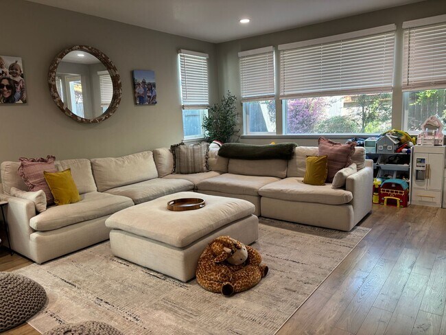 Building Photo - Newer 4 bedroom 2.5 bathrooms Available May 16th