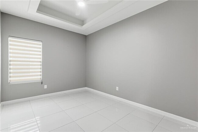 Building Photo - 25 Violet Ave W