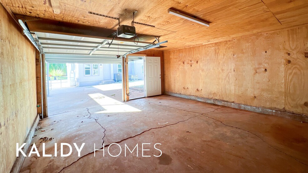 Building Photo - 3012 N Venice Blvd