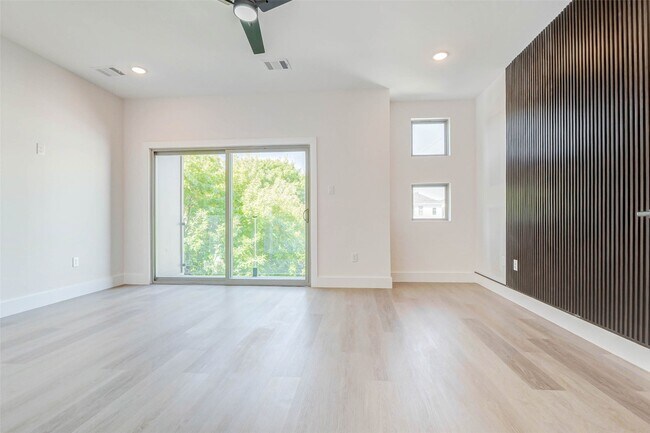 Building Photo - 5640 Dolores St