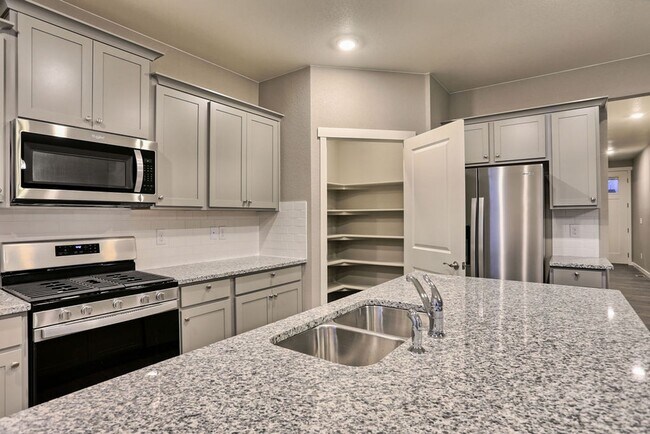 Building Photo - 4 Bedroom home in Windsor