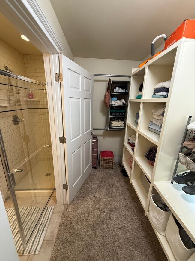 Building Photo - 3 Bed 2 Bath Large Beautiful Home