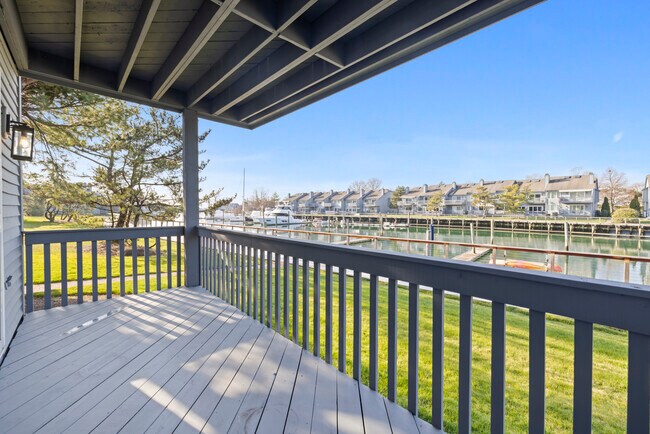 Building Photo - 1 Island Dr