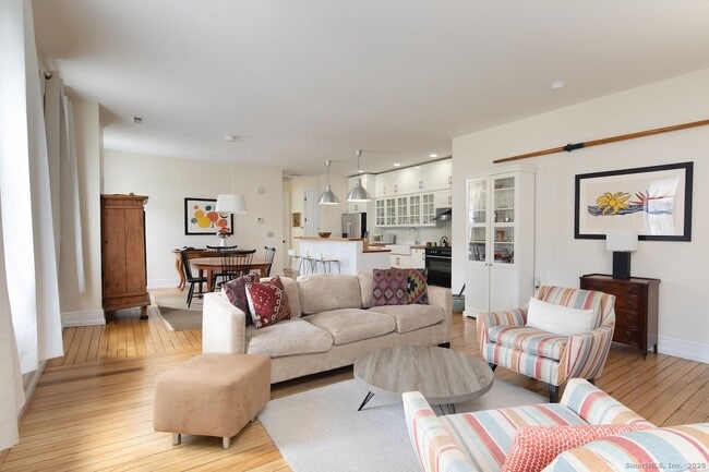 Building Photo - 31 Sharon Rd