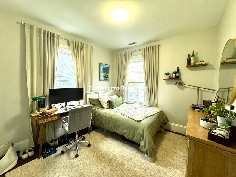 Building Photo - 724 Parker St