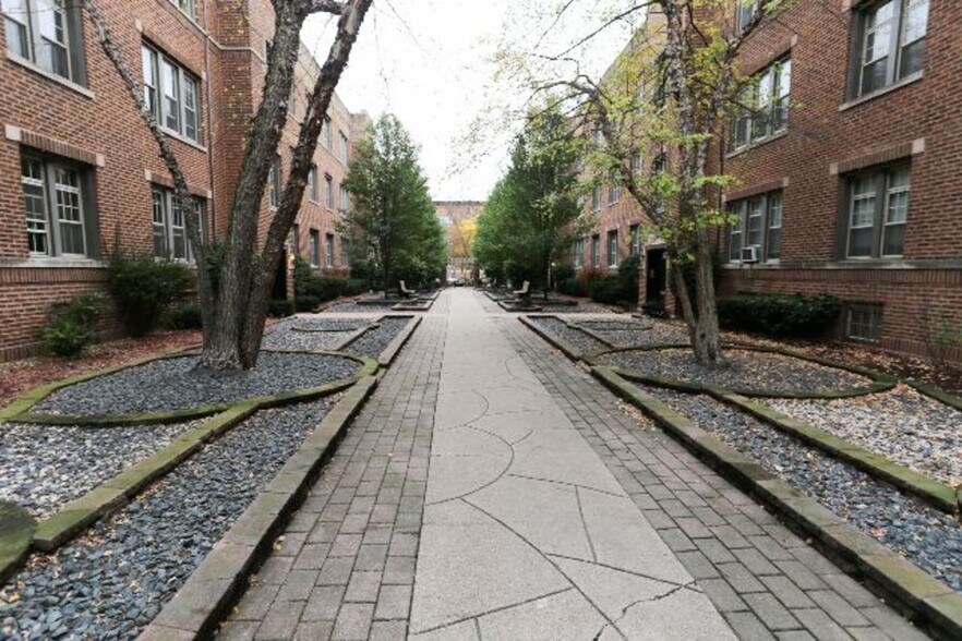 Building Photo - 644 W Barry Ave