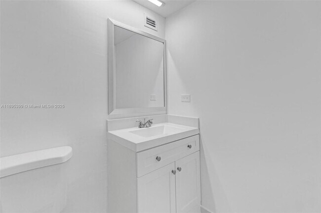 Building Photo - 905 Brickell Bay Dr