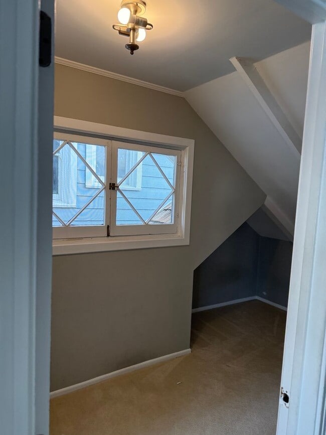 Building Photo - 2 Bedroom 2 Bath