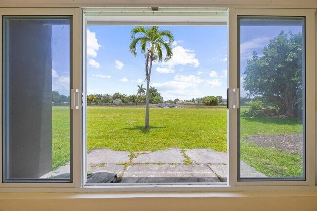 Building Photo - 5540 Lakewood Cir S