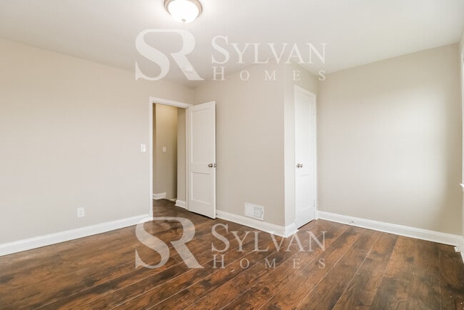 Building Photo - Enjoy low-maintenance living in this 2 bedroom, 1.5 bathroom townhome