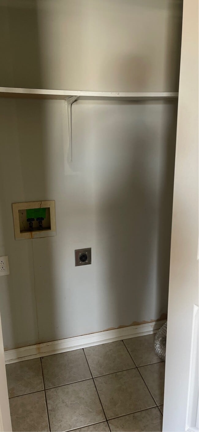 Building Photo - 1050 Scarlett Ln