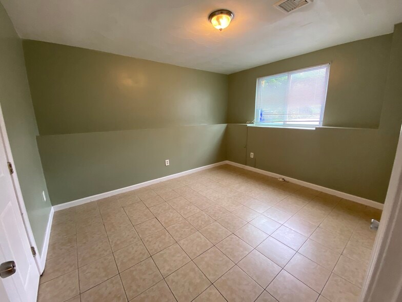 Building Photo - 11 Handy St