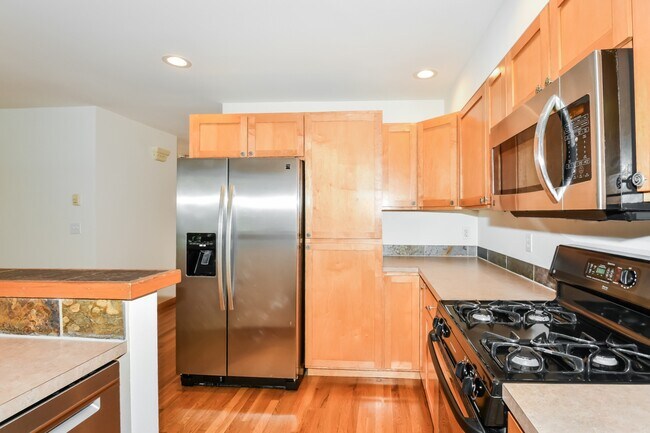 Building Photo - 3BR/3.5BA Craftsman Townhome w/ 2-Car Garage in Prime Seattle Location