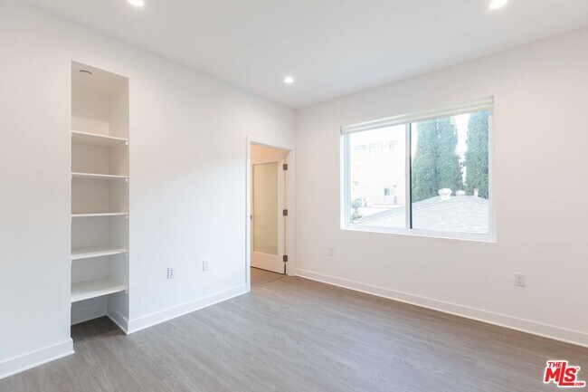 Building Photo - 843 Wilcox Ave