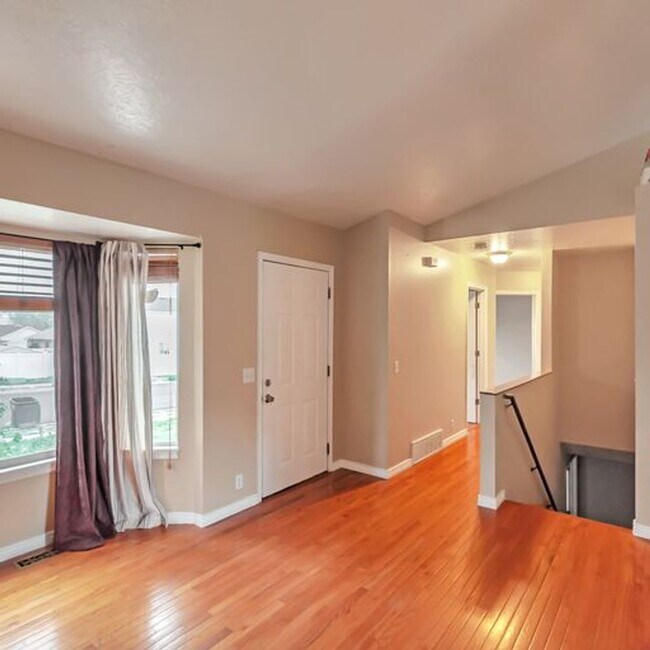 Building Photo - Awesome 4 Bedroom Pet Friendly Home w 2 car attached garage