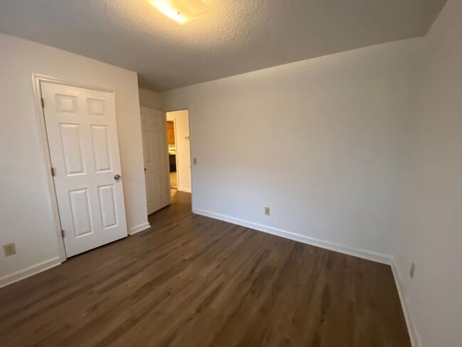Building Photo - 2 Bedroom 1 Bath duplex, new flooring, new...