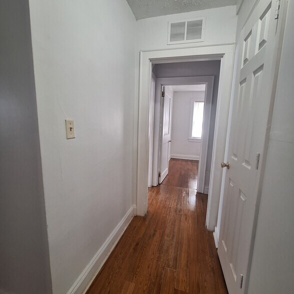 Building Photo - 827 Winston Dr