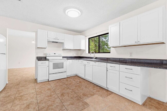 Building Photo - Recently updated 3BR, 2BA in The Shores