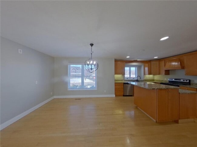 Building Photo - 606 Lincoln Dr NE