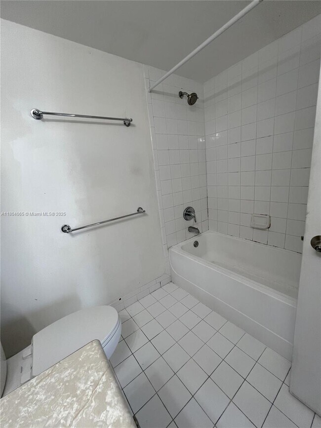 Building Photo - 120 SW 37th Ave