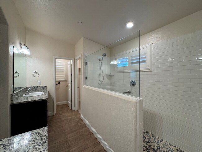 Building Photo - 493 Crescent Ln