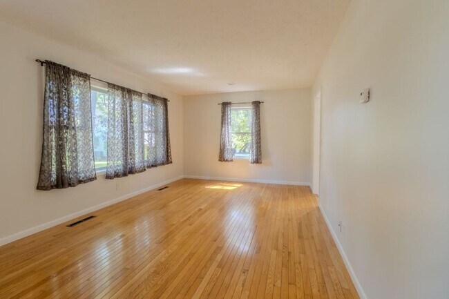 Building Photo - The Little Bungalow of Your Dreams Near East Bay! 2BR / 1BA Long-Term Rental