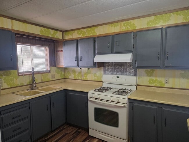 Building Photo - LAND, LAND AND MORE LAND! 2 bed/2 bath Manufactured home in Bullhead City on Huge double lot!