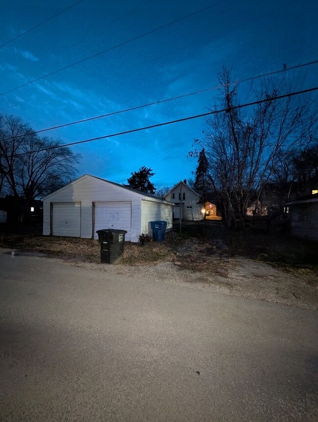 Building Photo - Charming 3 Bedroom Home with Screened Porch and 2 Car Garage