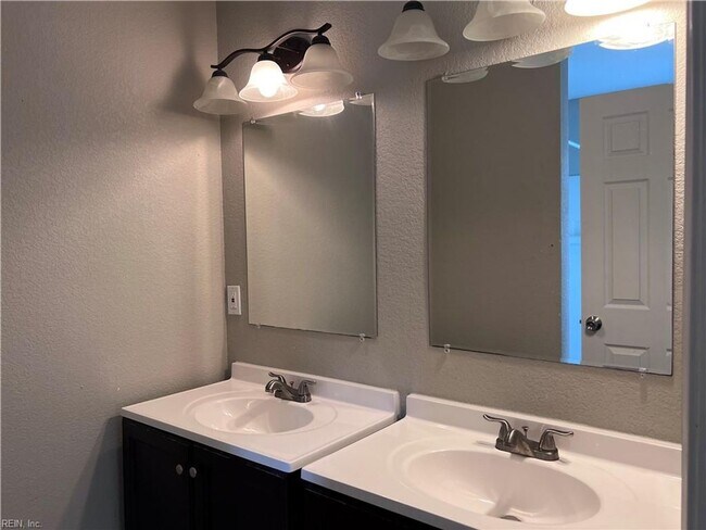 Building Photo - 1315 W 27th St