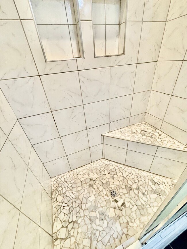 Building Photo - MOVE IN NOW OCTOBER RENT FREE - 1 Bedroom ...