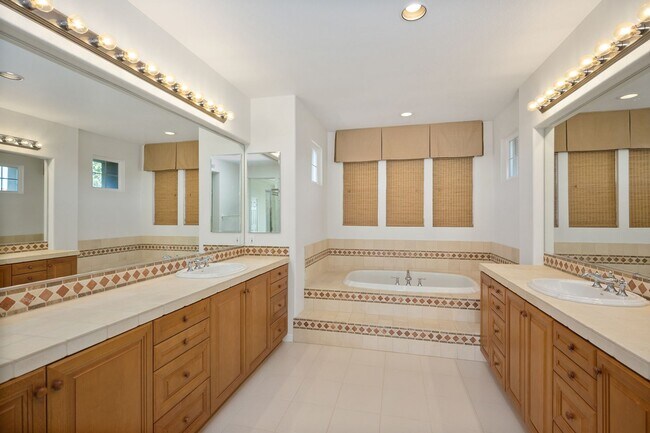 Building Photo - Exclusive Pelican Ridge Home.
