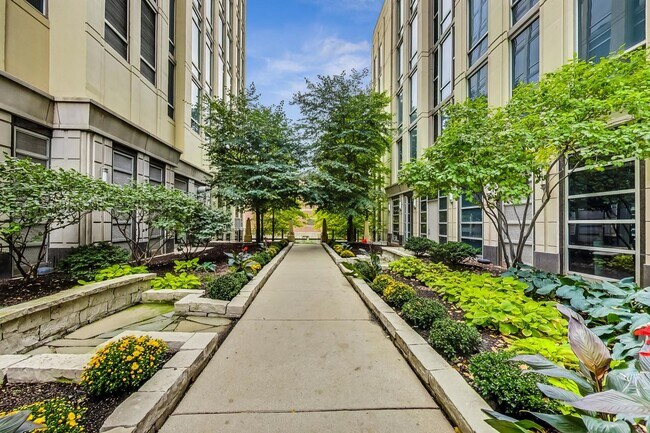 Building Photo - 720 N Larrabee St