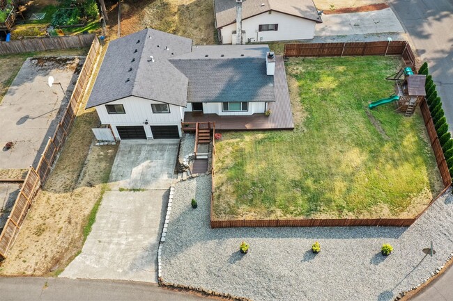 Building Photo - Home with private Long Lake community beac...