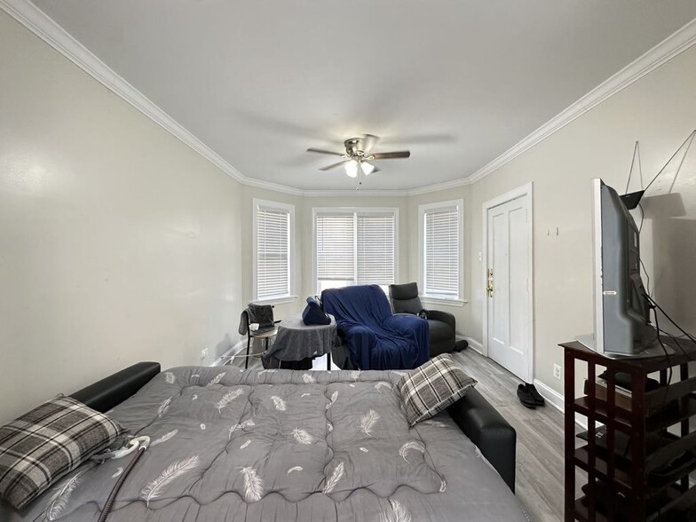 Building Photo - 3817.5 N Greenview Ave