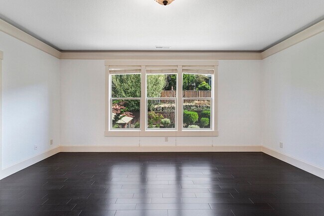 Building Photo - Stunning Large Home with 3 primary bedrooms + Tons of Amenities, Amazing Backyard !