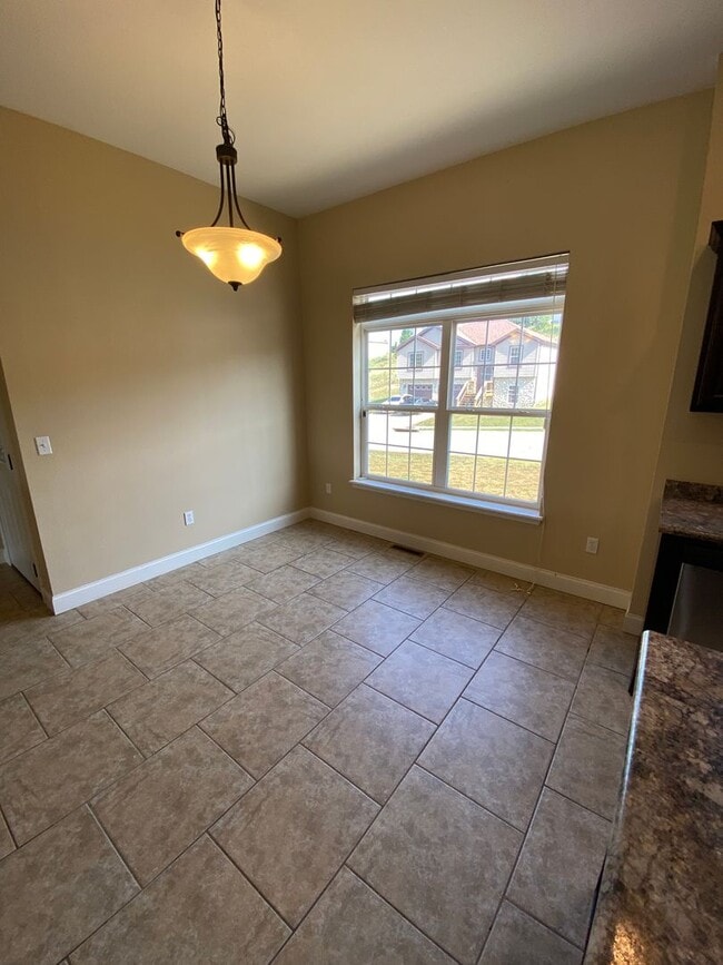 Building Photo - Luxurious 5 Bedroom Home in Woodridge Estates