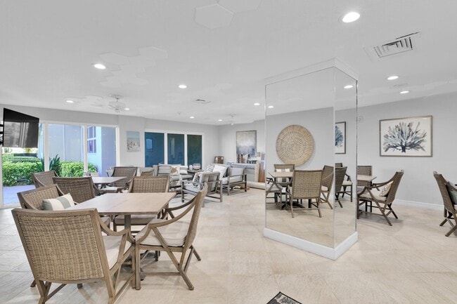 Building Photo - 1069 Hillsboro Mile